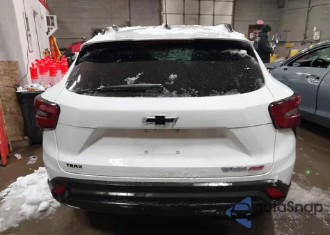 2025 Chevrolet Trax Fwd 2Rs z USA, uszkodzony, nr VIN KL77LJEP0SC018353